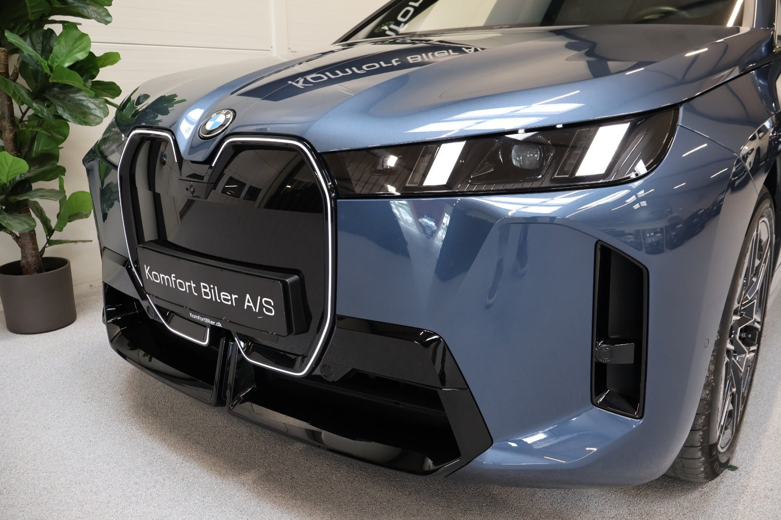 Blå BMW iX fra 2025