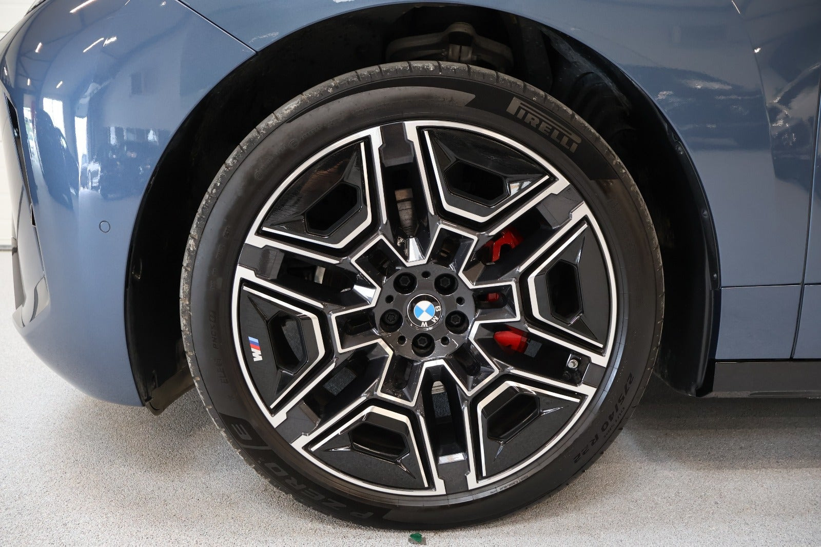 Blå BMW iX fra 2025