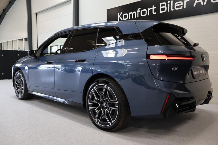 Blå BMW iX fra 2025