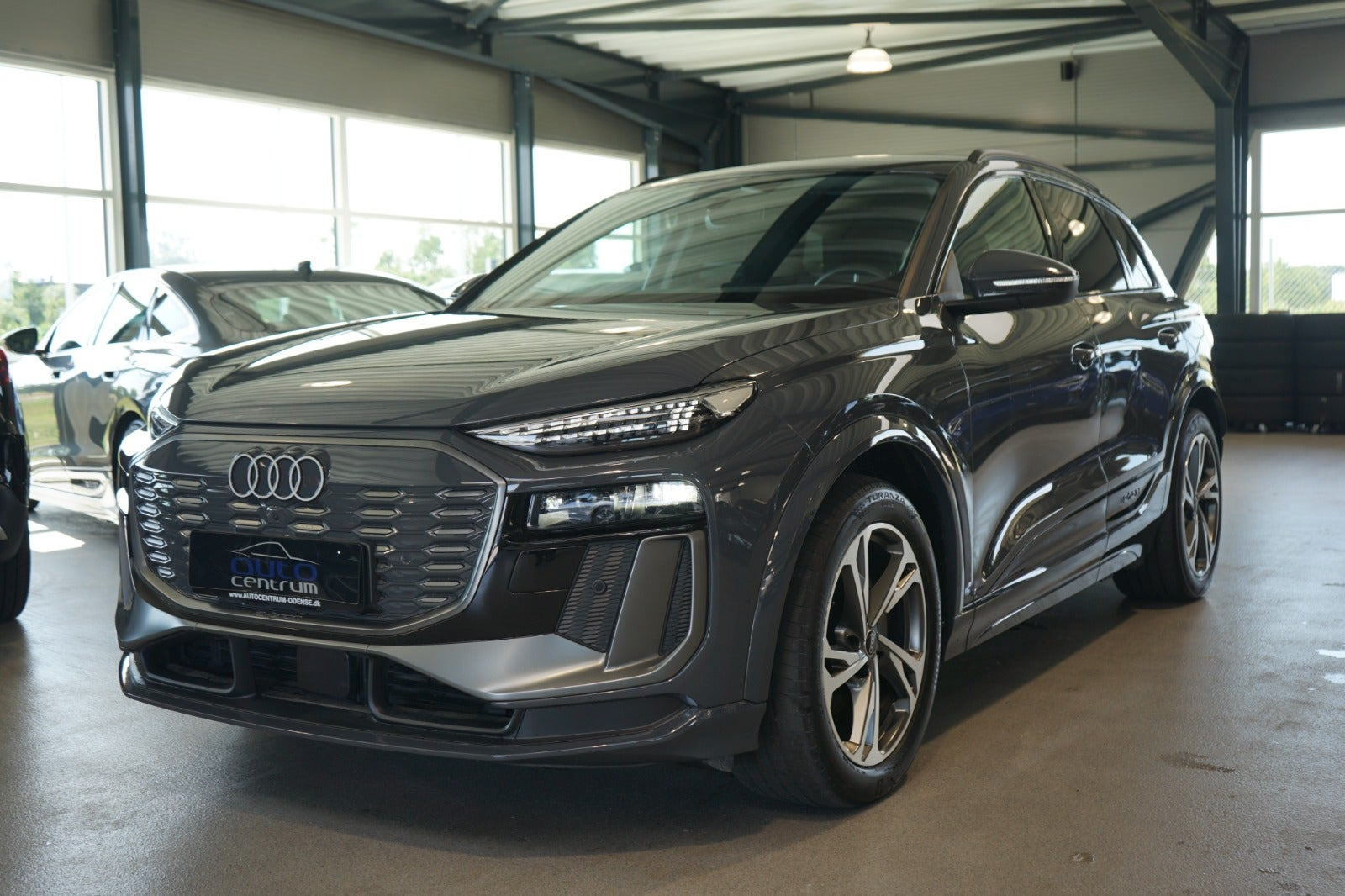 Grå Audi Q6 e-tron fra 2025