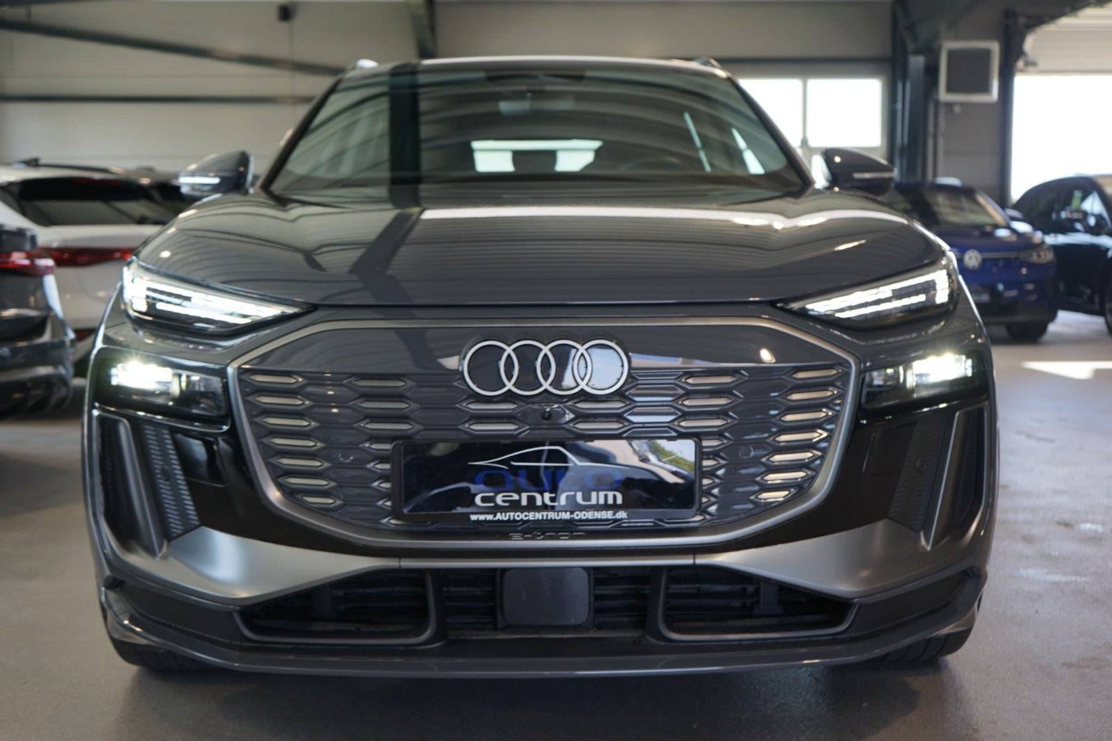 Grå Audi Q6 e-tron fra 2025