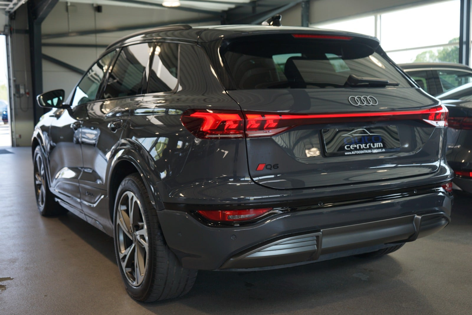Grå Audi Q6 e-tron fra 2025