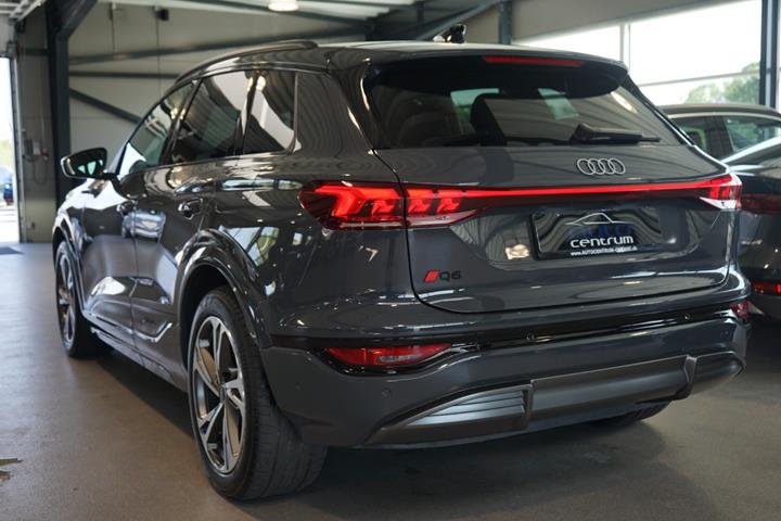 Grå Audi Q6 e-tron fra 2025