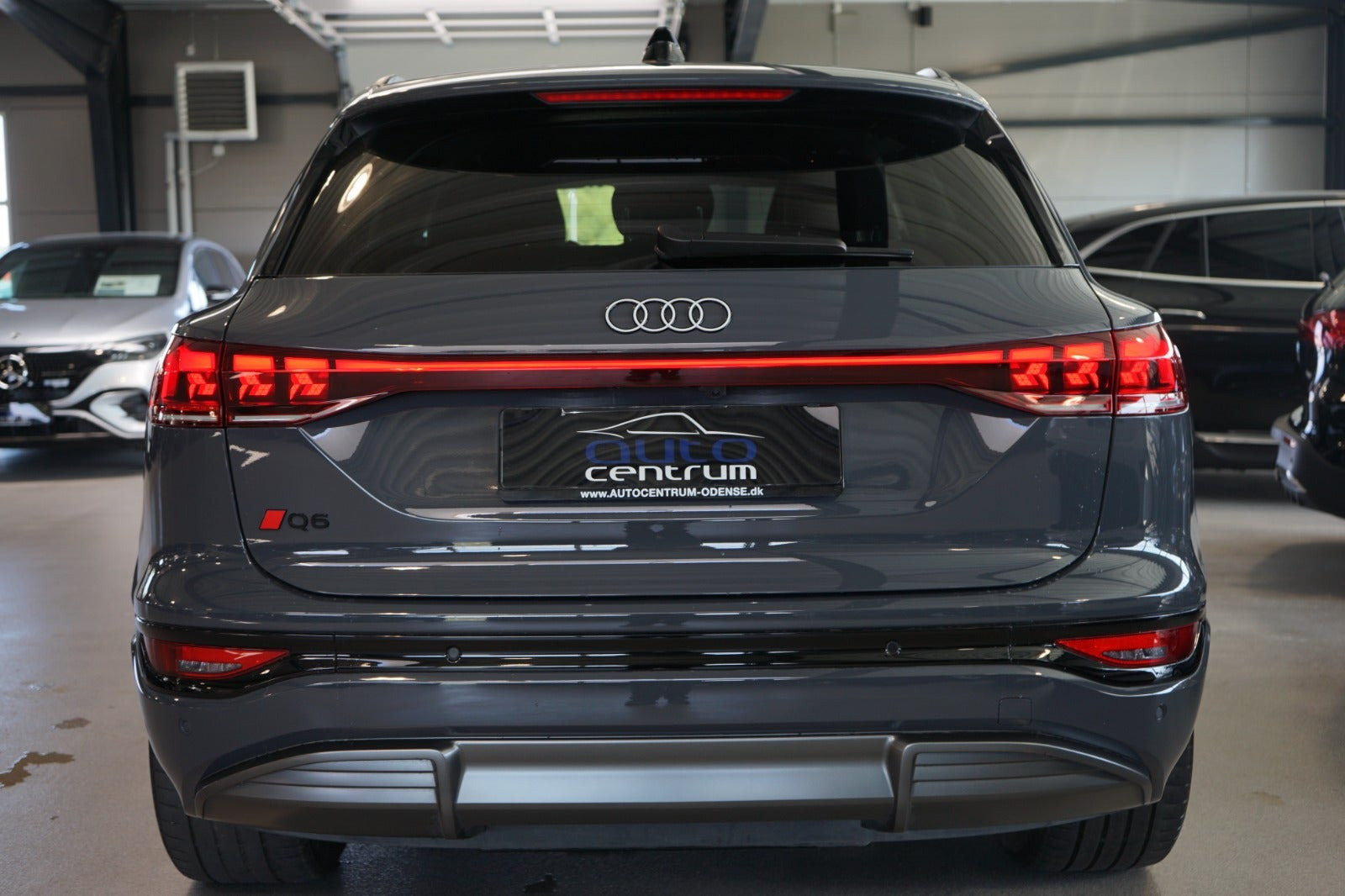 Grå Audi Q6 e-tron fra 2025