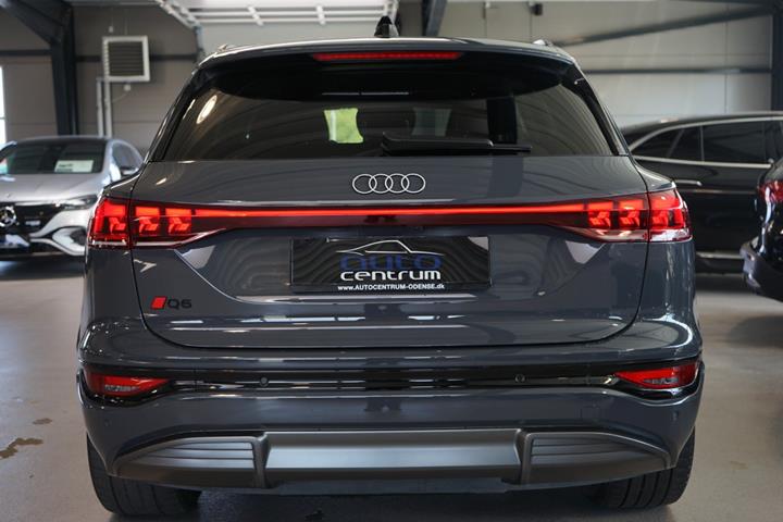 Grå Audi Q6 e-tron fra 2025