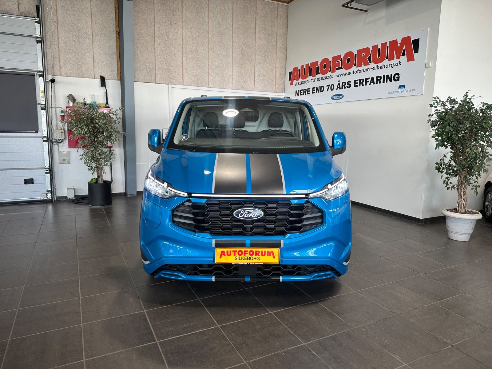 Blå Ford Transit Custom 320 L2 fra 2025