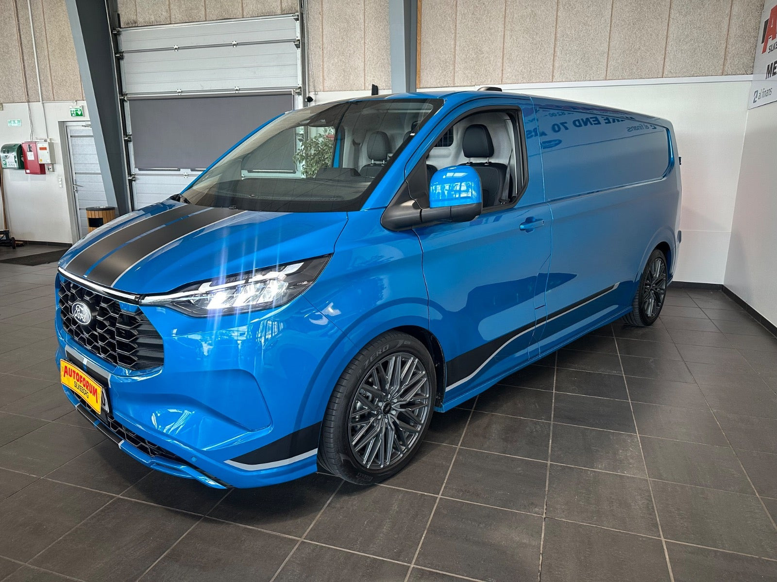 Blå Ford Transit Custom 320 L2 fra 2025
