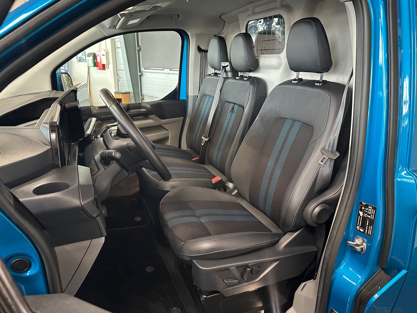 Blå Ford Transit Custom 320 L2 fra 2025