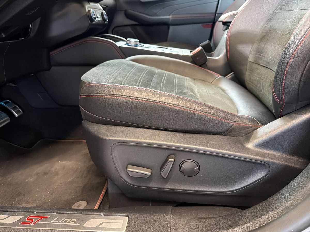 Grå Ford Kuga fra 2022