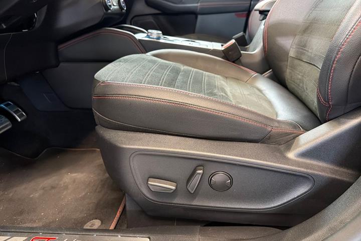 Grå Ford Kuga fra 2022