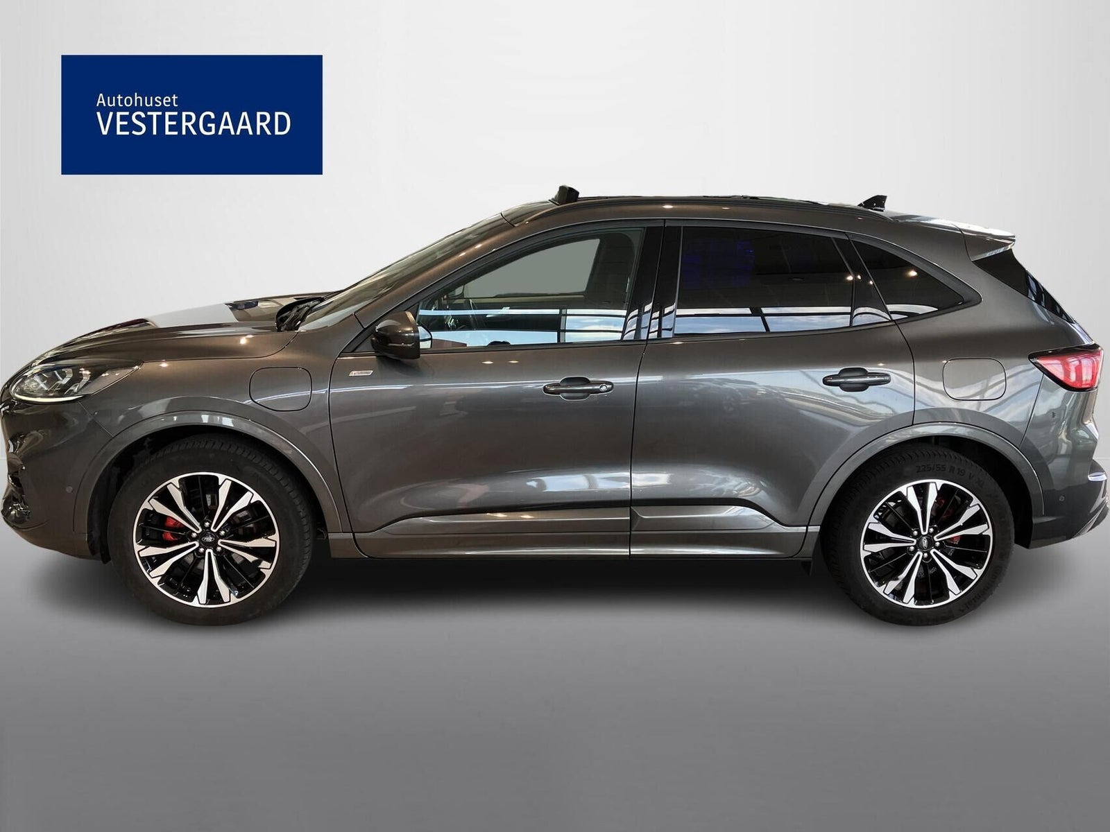 Grå Ford Kuga fra 2023