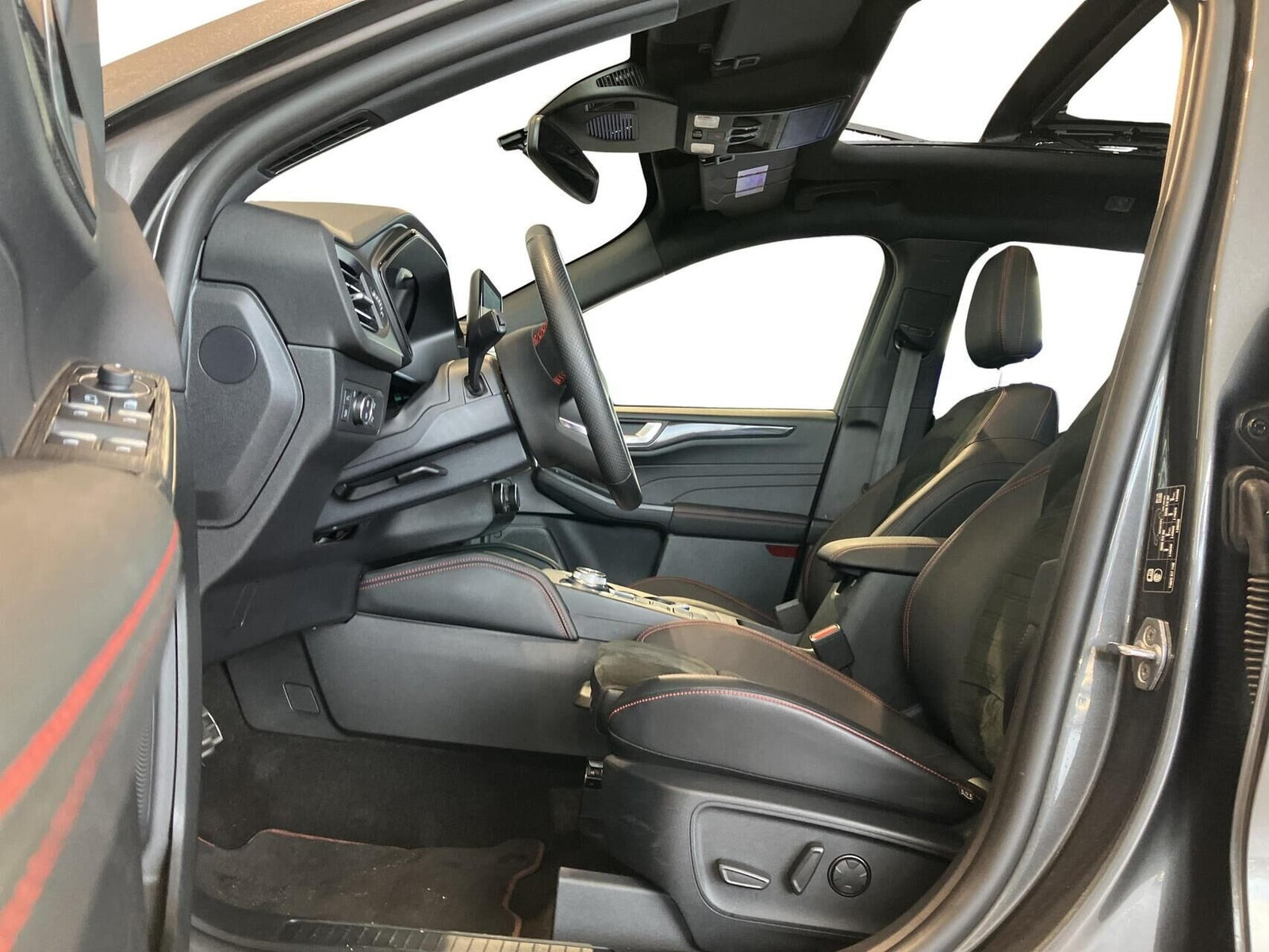 Grå Ford Kuga fra 2023