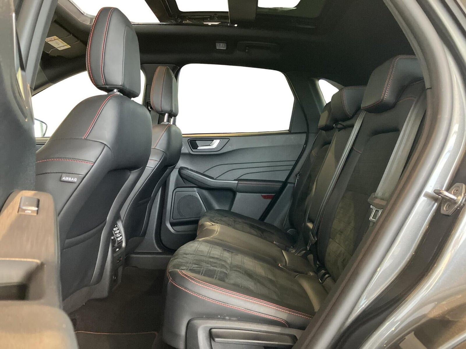 Grå Ford Kuga fra 2023