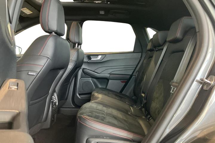 Grå Ford Kuga fra 2023