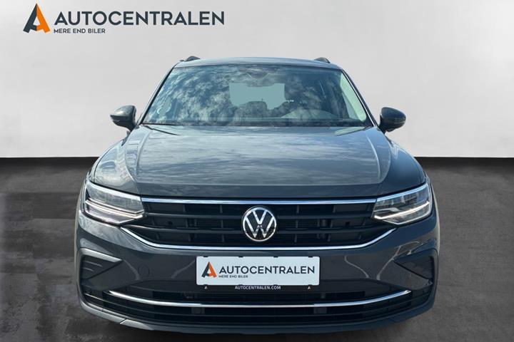 Grå VW Tiguan fra 2022