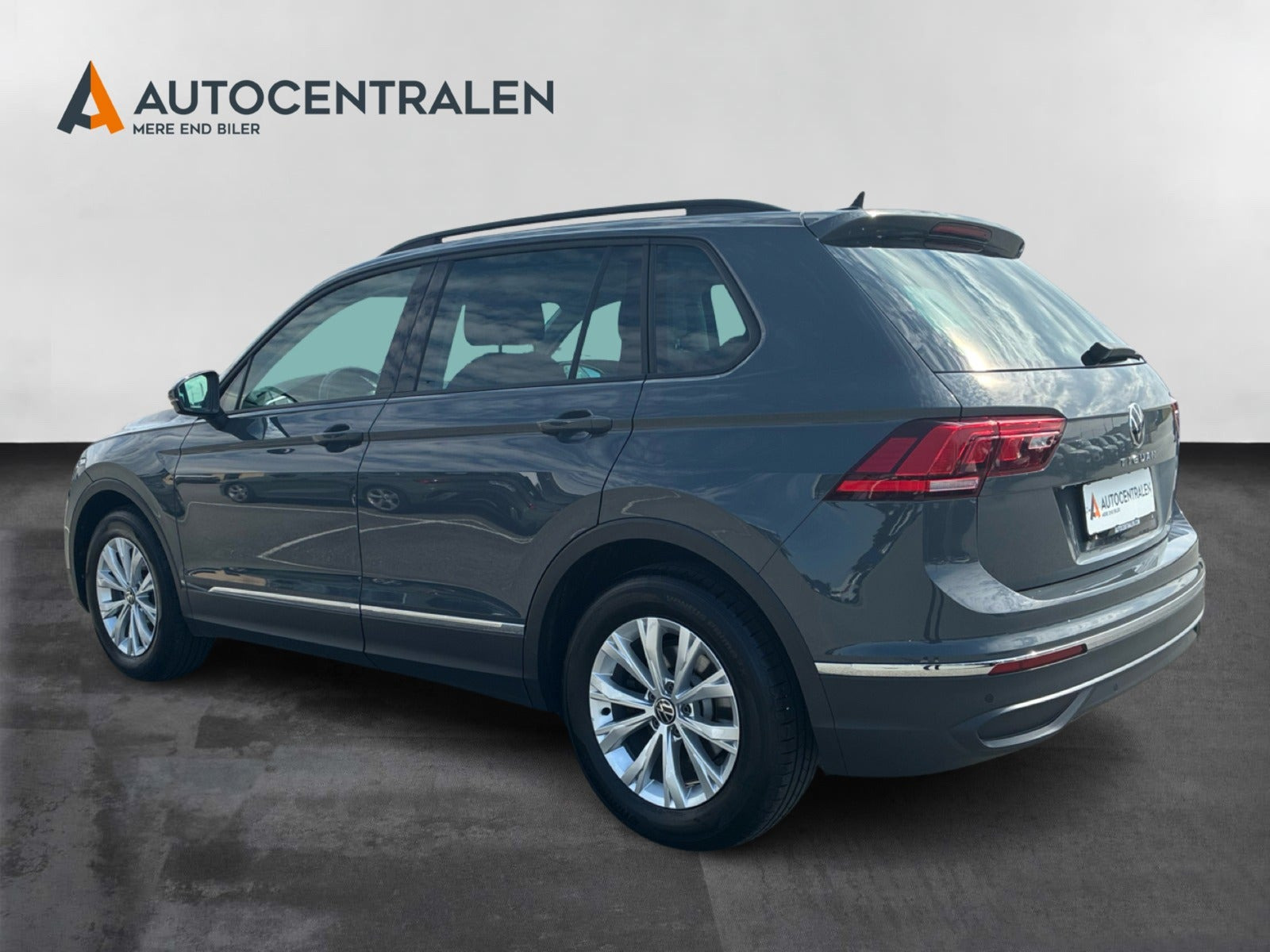 Grå VW Tiguan fra 2022