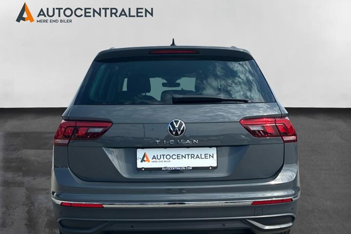 Grå VW Tiguan fra 2022