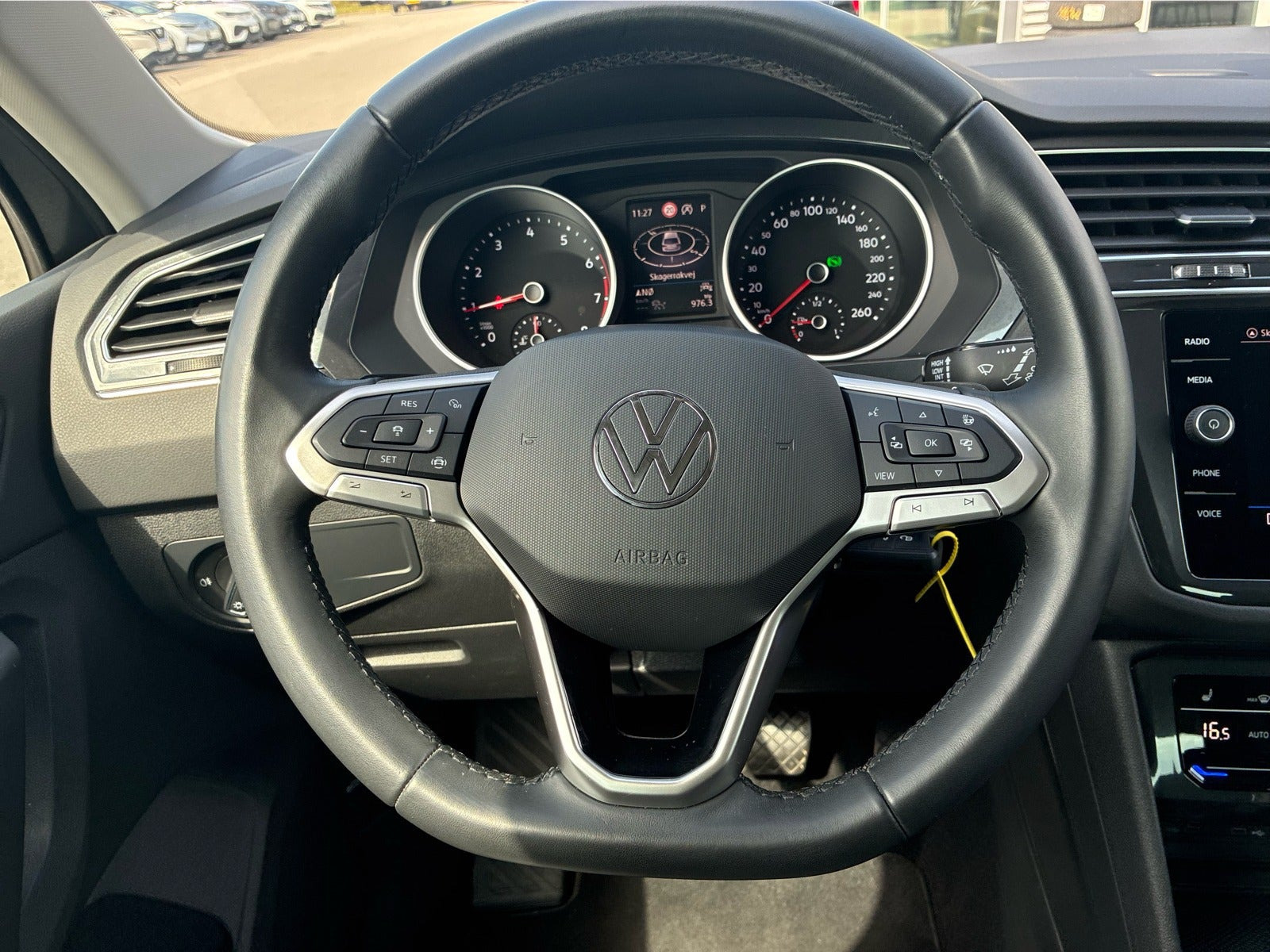 Grå VW Tiguan fra 2022