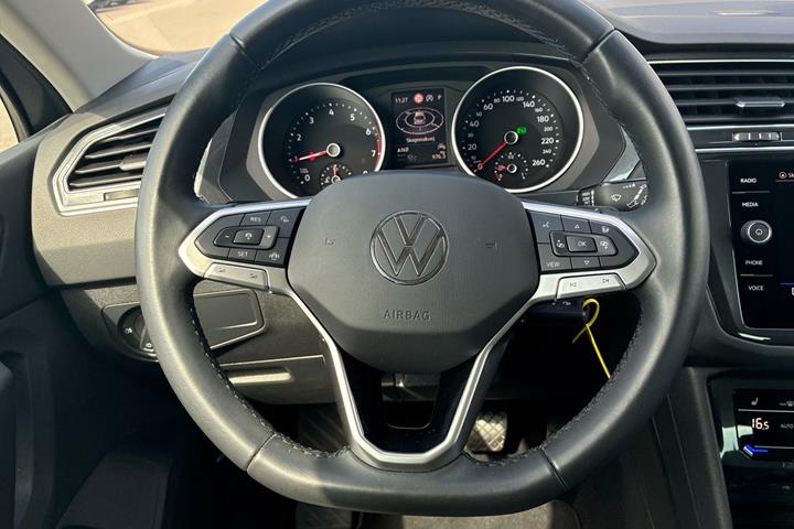 Grå VW Tiguan fra 2022