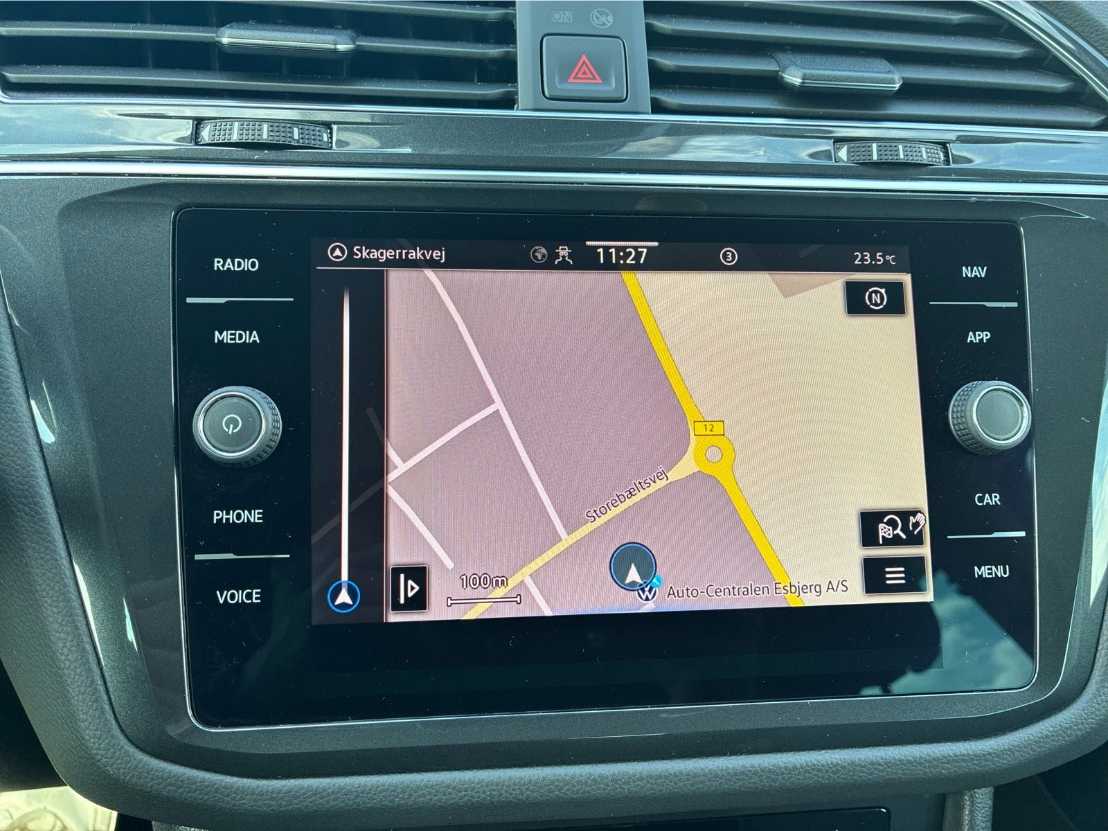 Grå VW Tiguan fra 2022