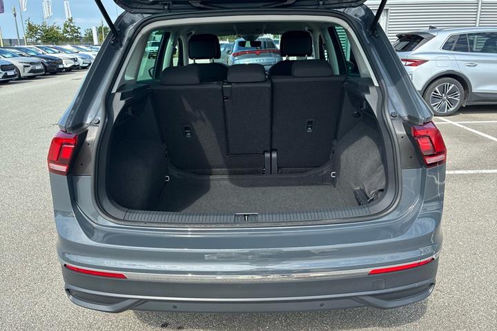 Grå VW Tiguan fra 2022