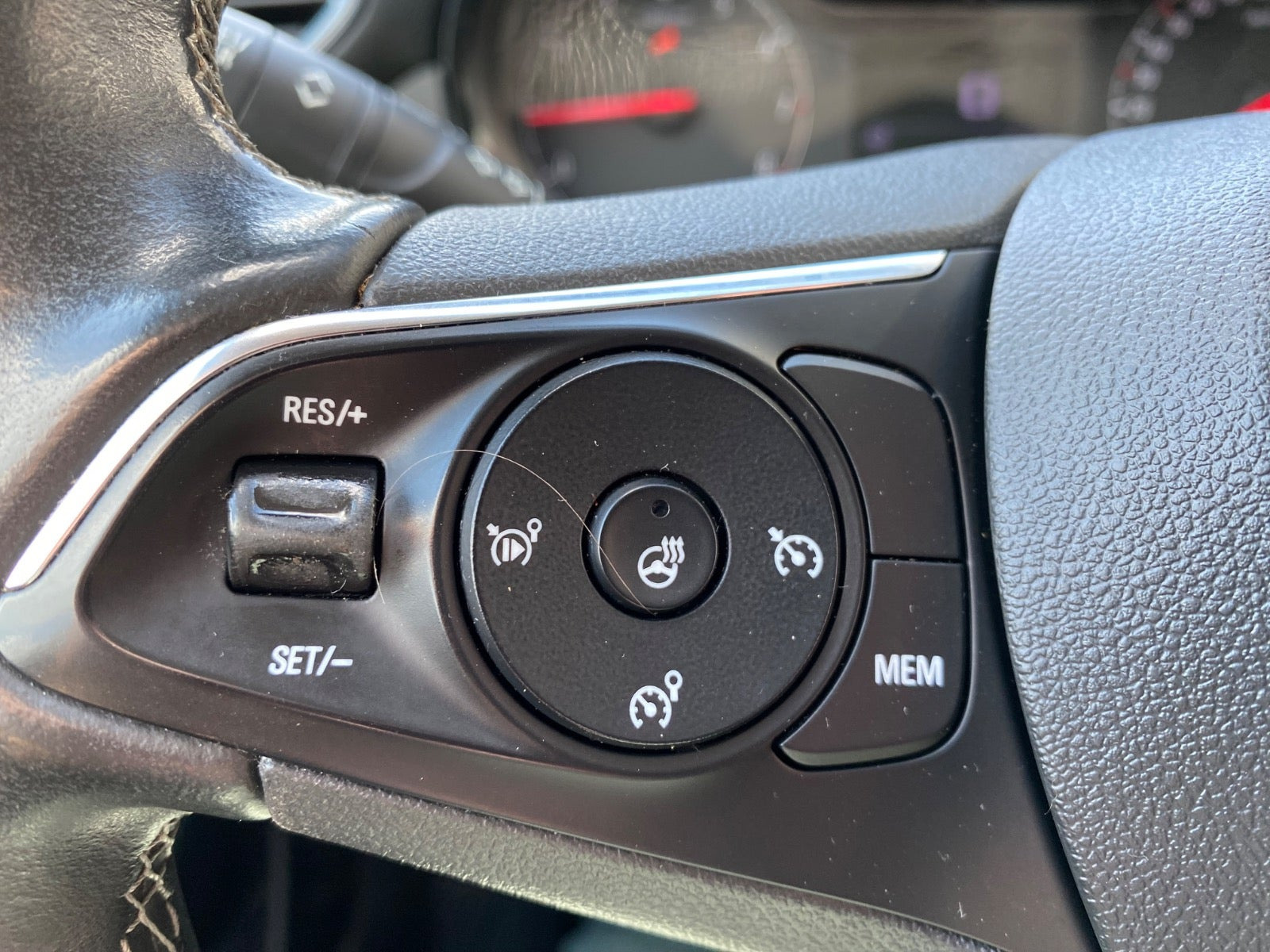 Hvid Opel Crossland X fra 2019