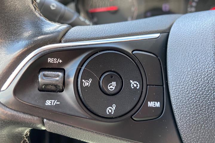 Hvid Opel Crossland X fra 2019