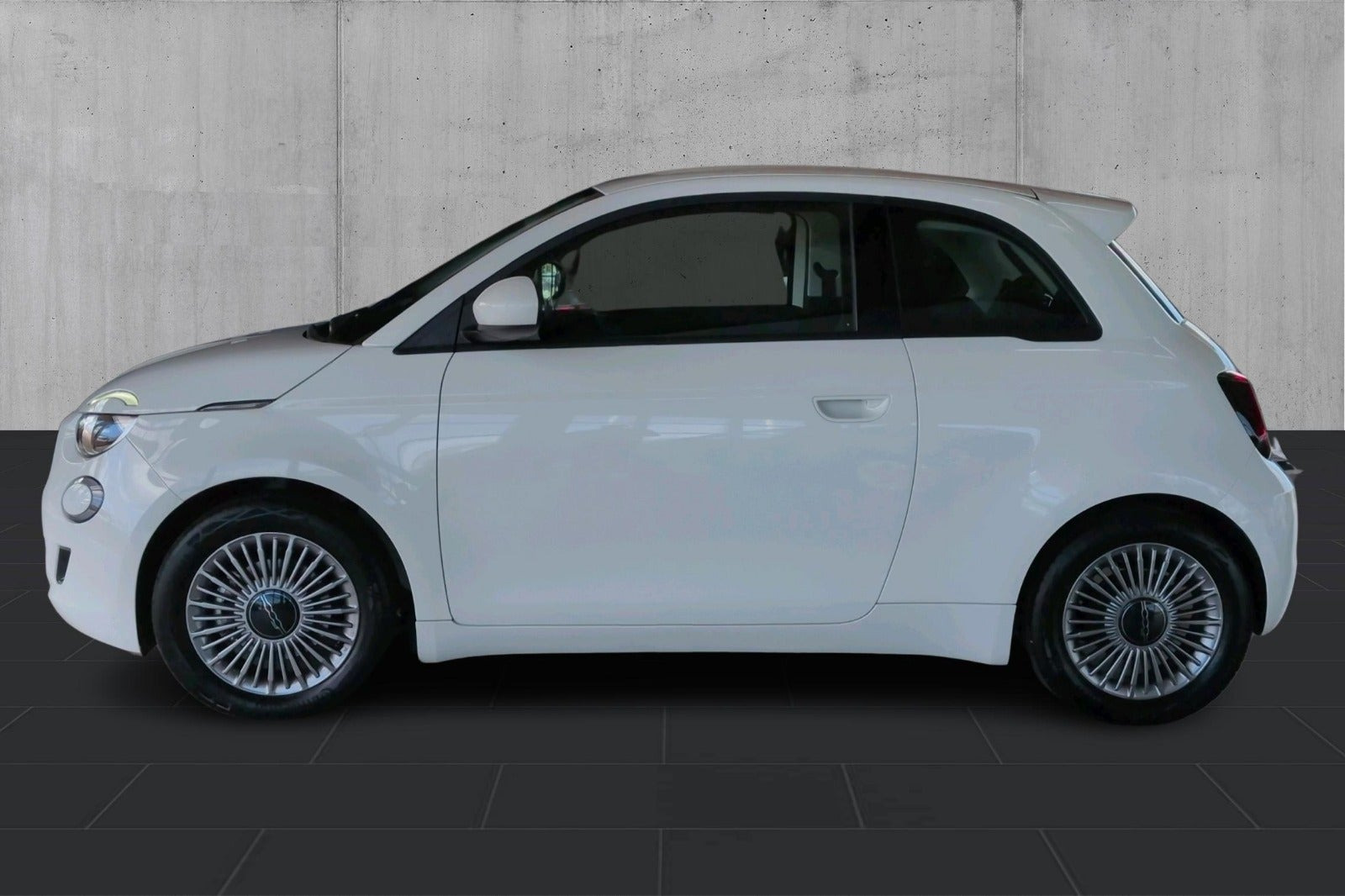 Hvid Fiat 500e fra 2023