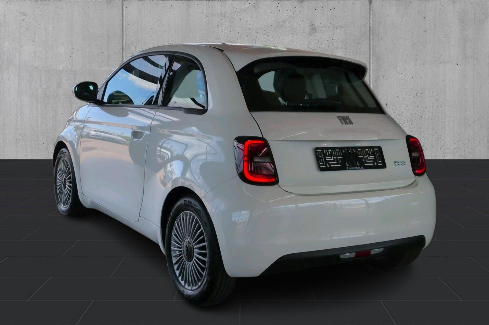 Hvid Fiat 500e fra 2023