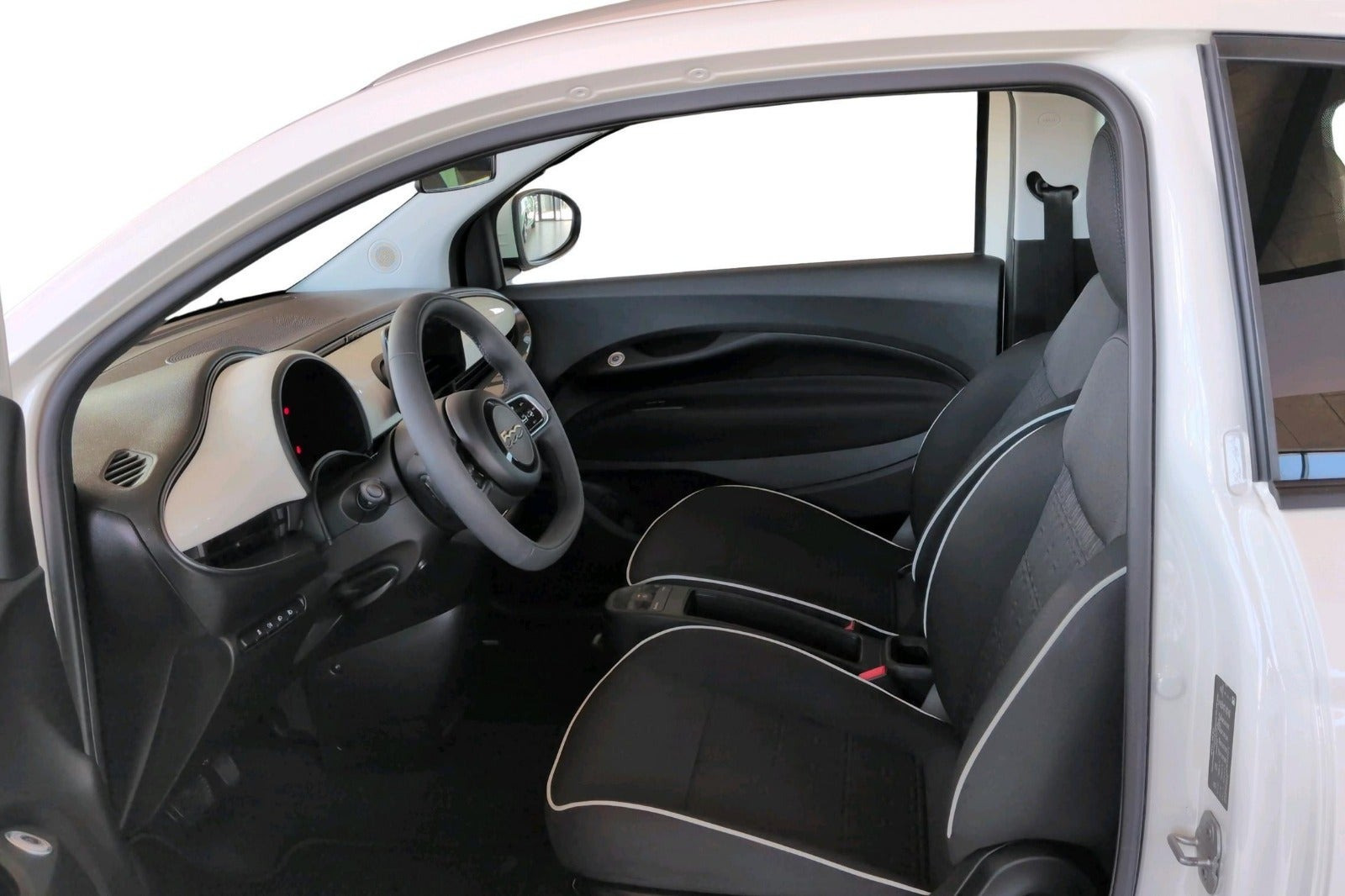 Hvid Fiat 500e fra 2023