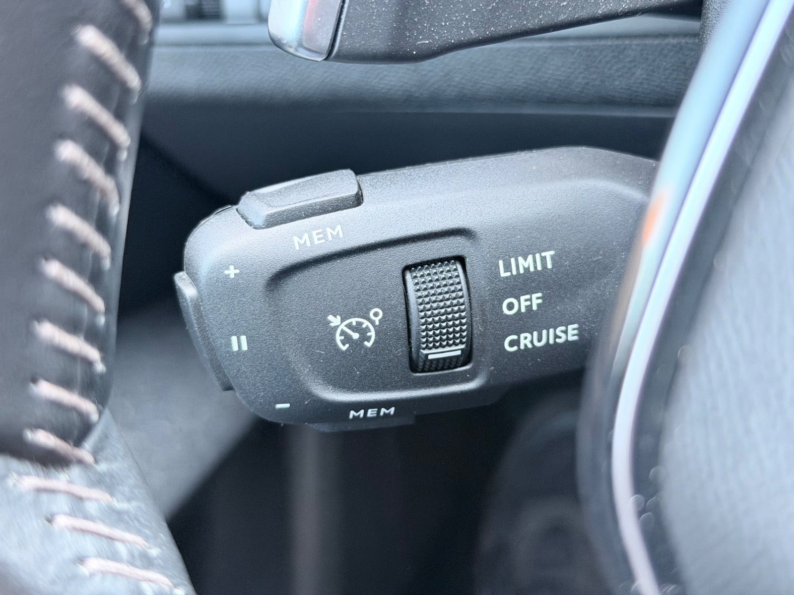 Grå Peugeot 5008 fra 2021