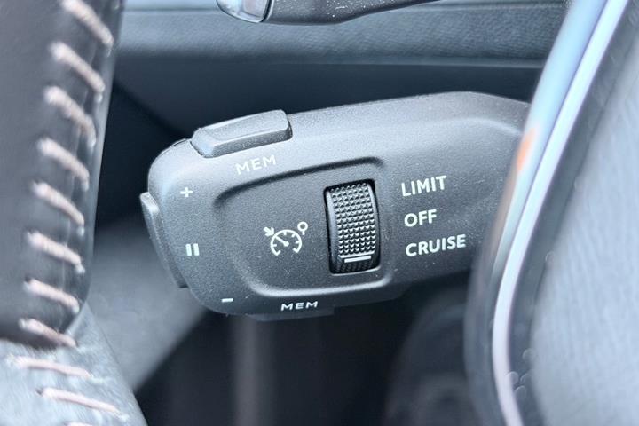 Grå Peugeot 5008 fra 2021