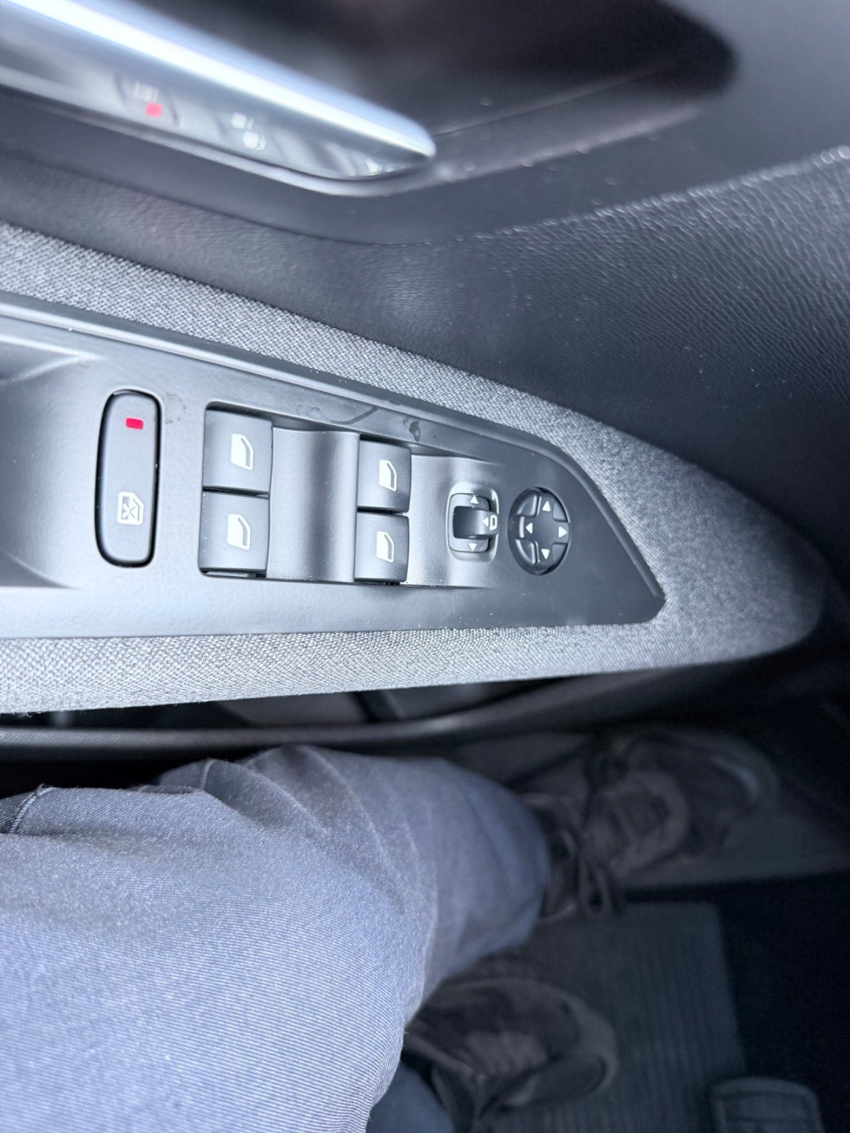 Grå Peugeot 5008 fra 2021