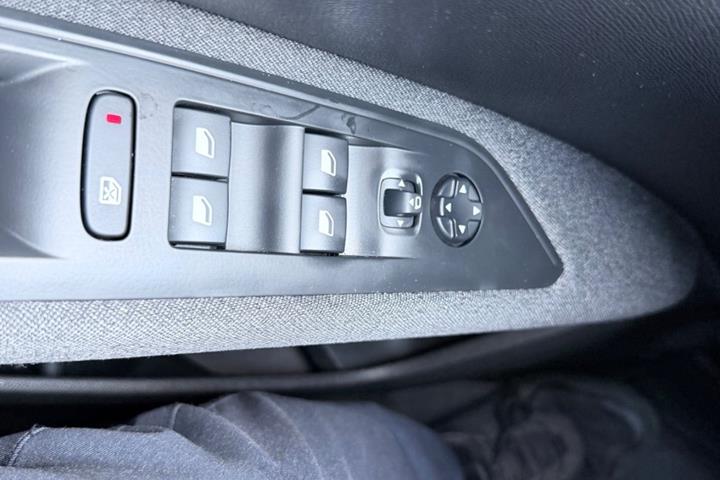 Grå Peugeot 5008 fra 2021