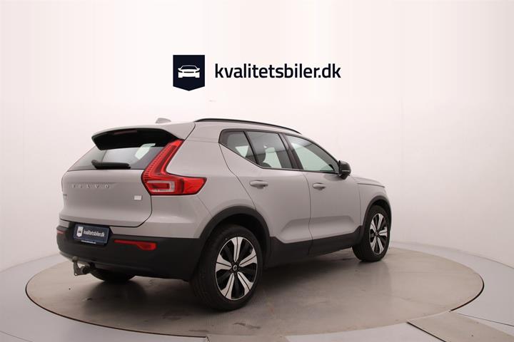 Sølv Volvo XC40 fra 2023