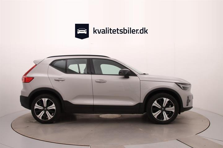 Sølv Volvo XC40 fra 2023