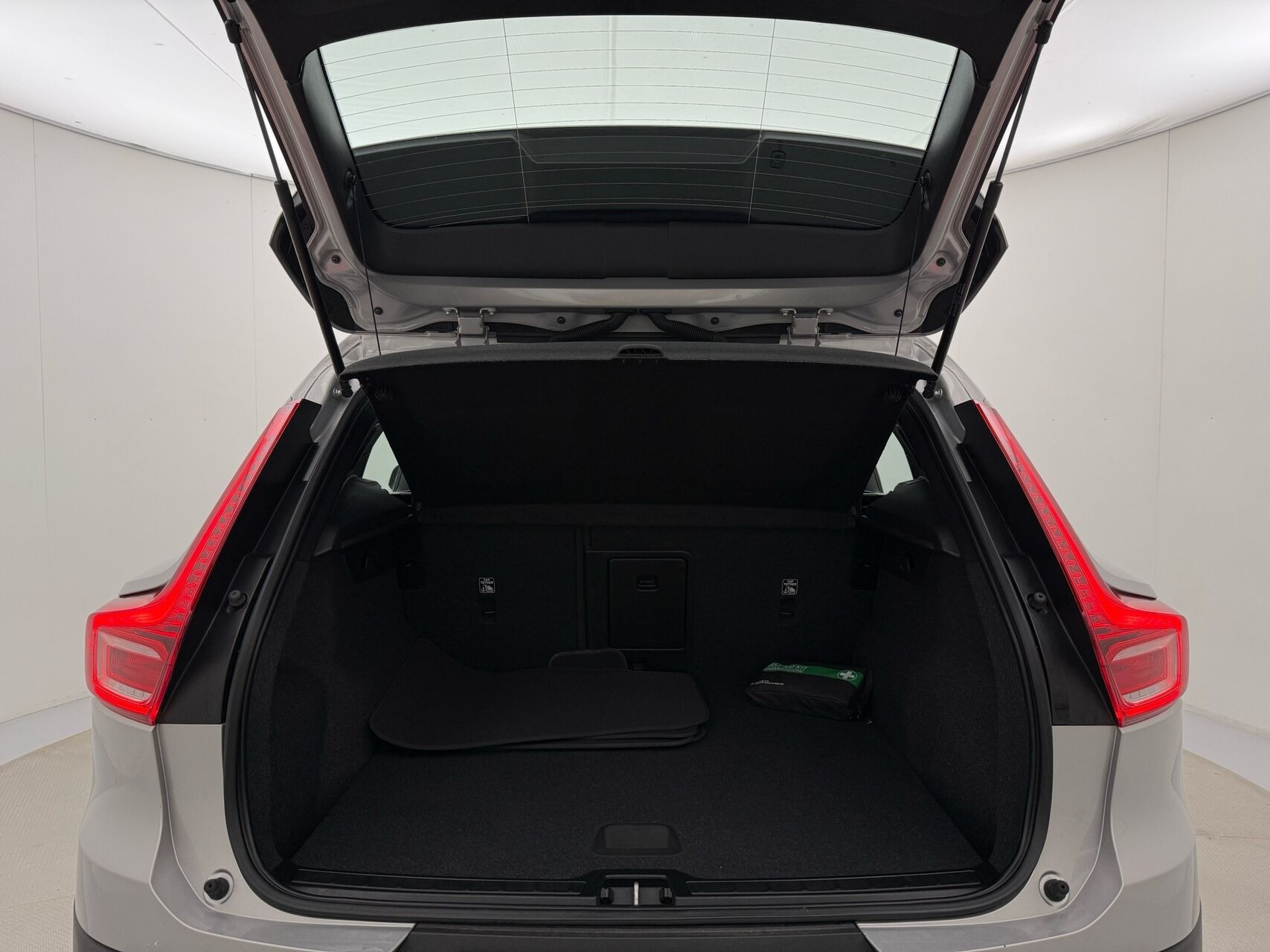 Sølv Volvo XC40 fra 2023