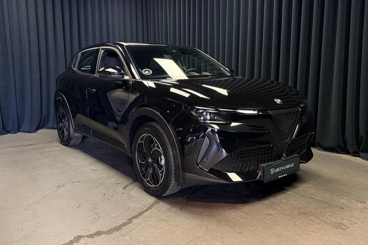 Sort Alfa Romeo Junior fra 2025