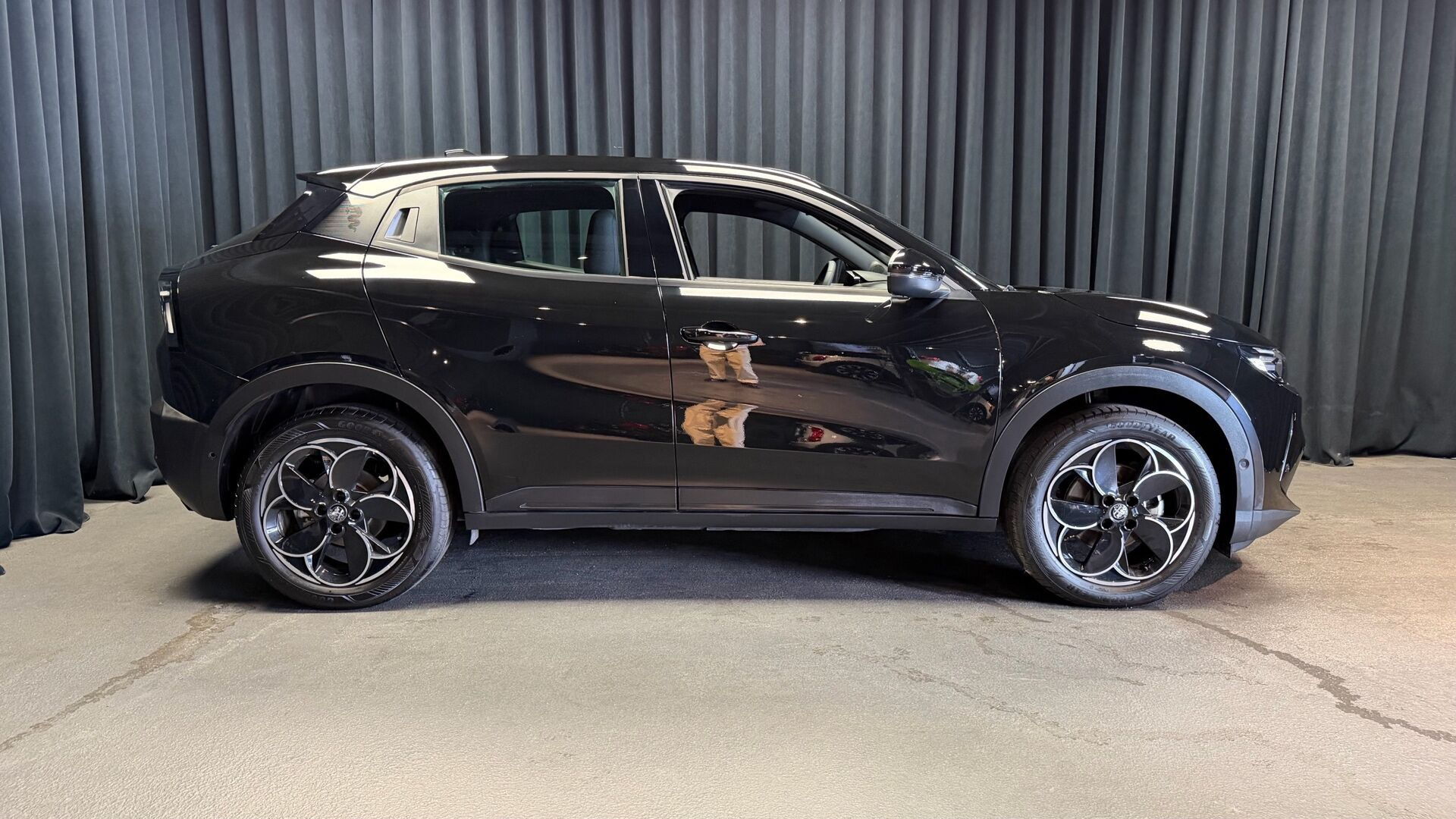 Sort Alfa Romeo Junior fra 2025