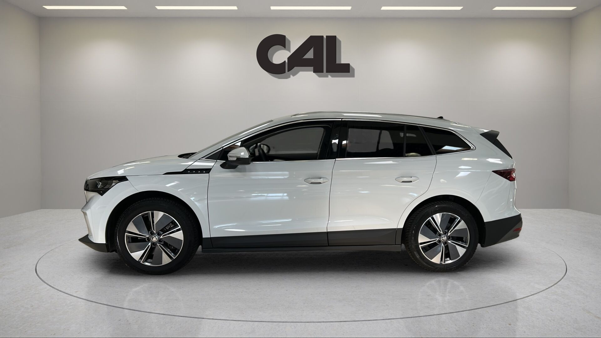 Hvid Skoda Enyaq fra 2025