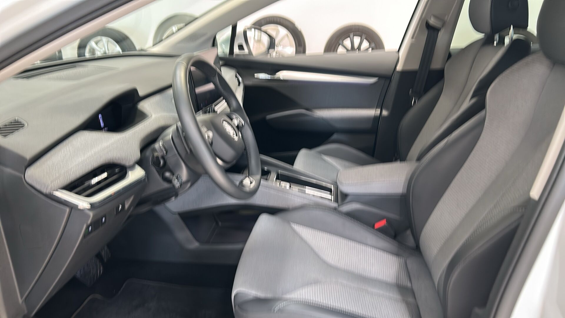 Hvid Skoda Enyaq fra 2025