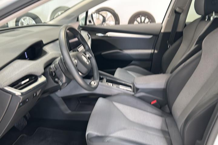 Hvid Skoda Enyaq fra 2025