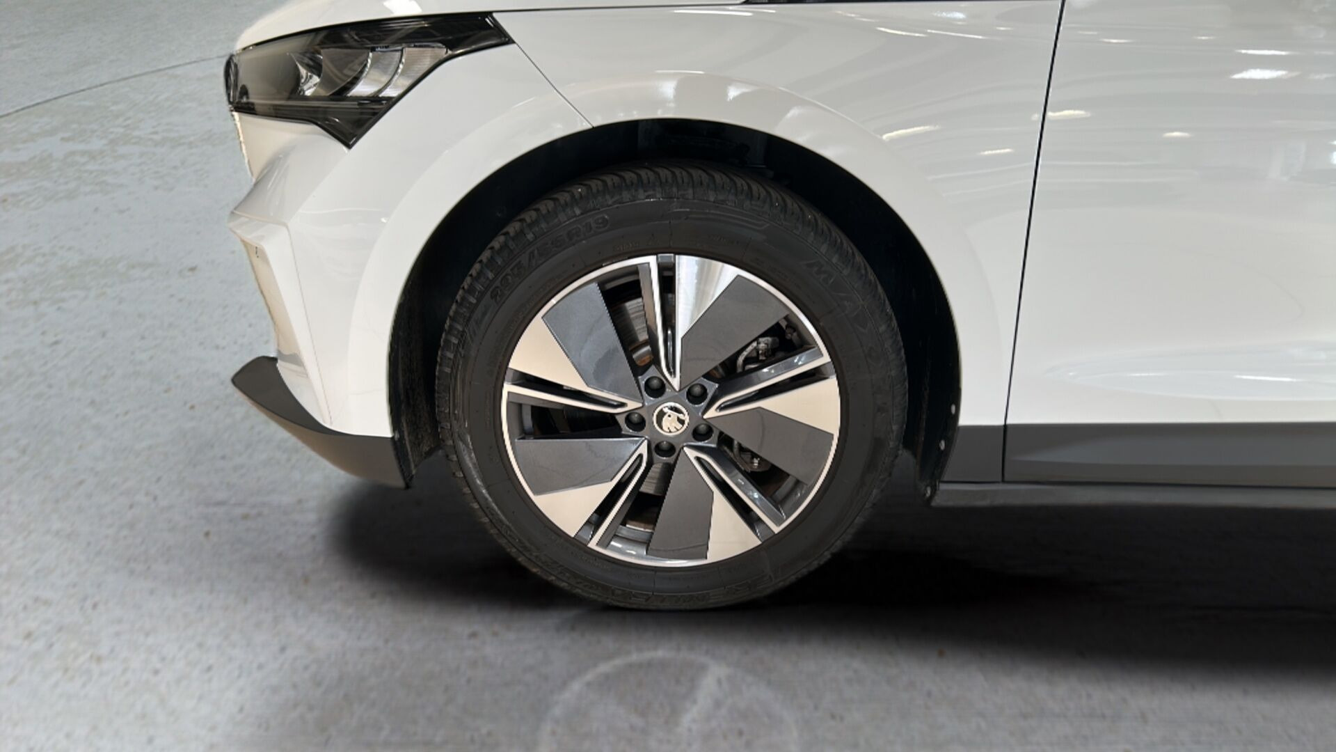 Hvid Skoda Enyaq fra 2025