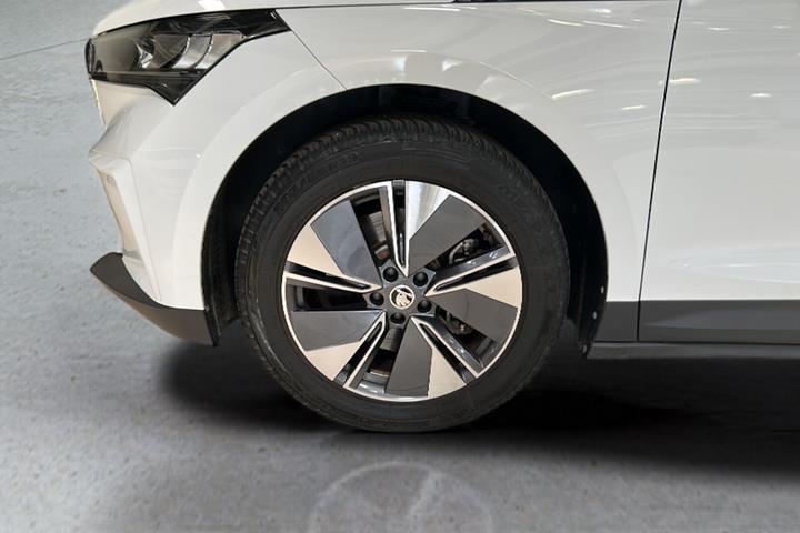 Hvid Skoda Enyaq fra 2025
