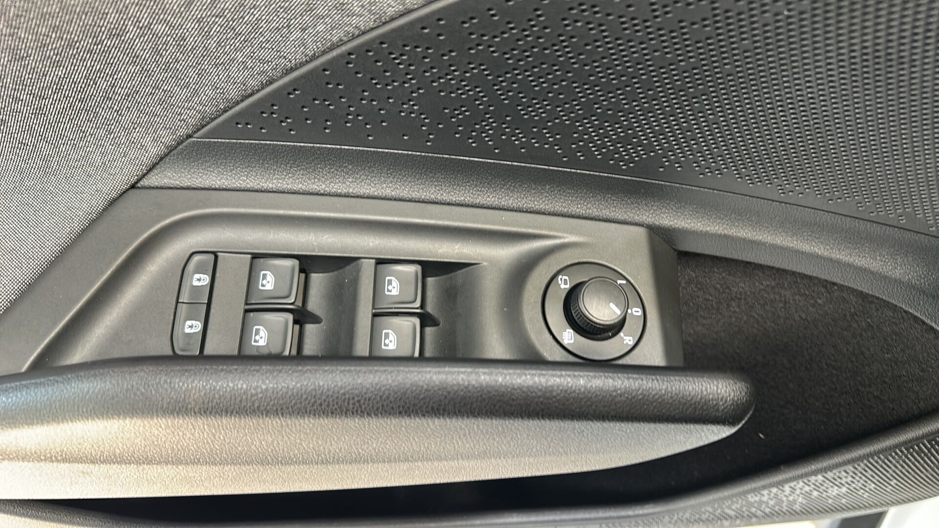 Hvid Skoda Enyaq fra 2025
