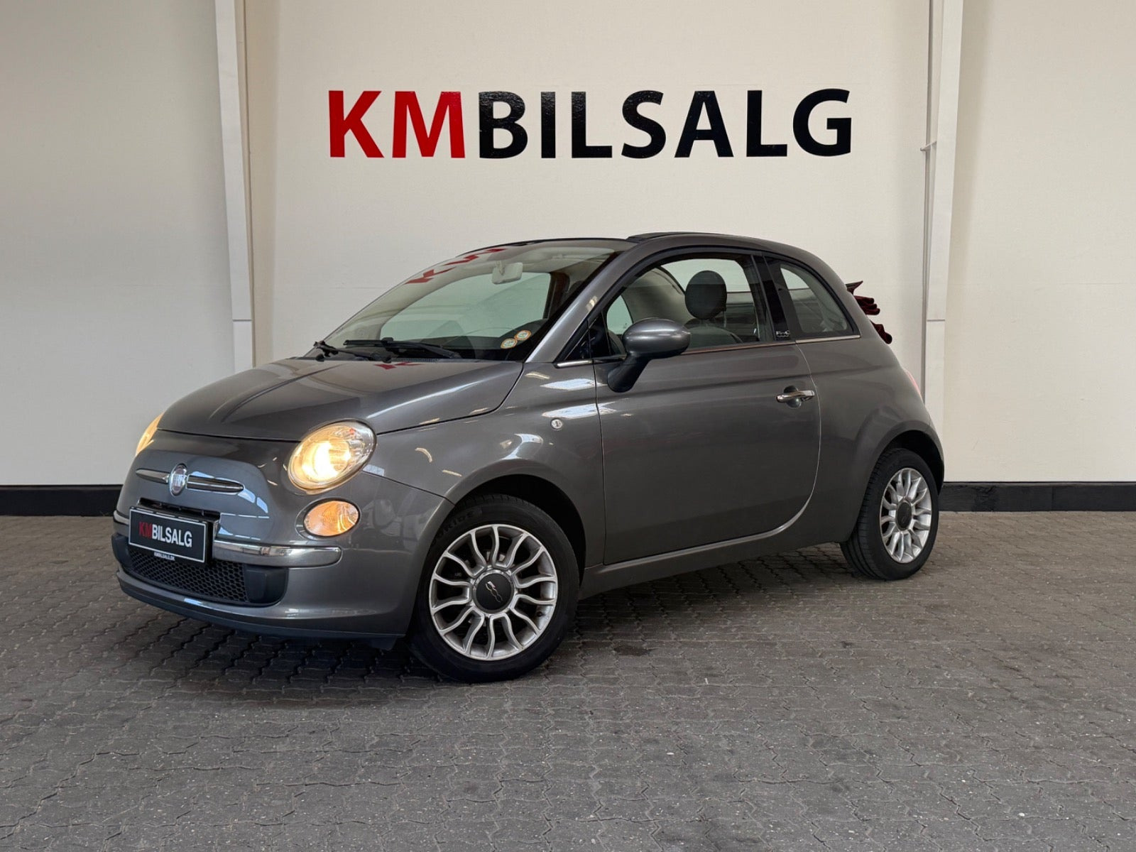Grå Fiat 500C fra 2010