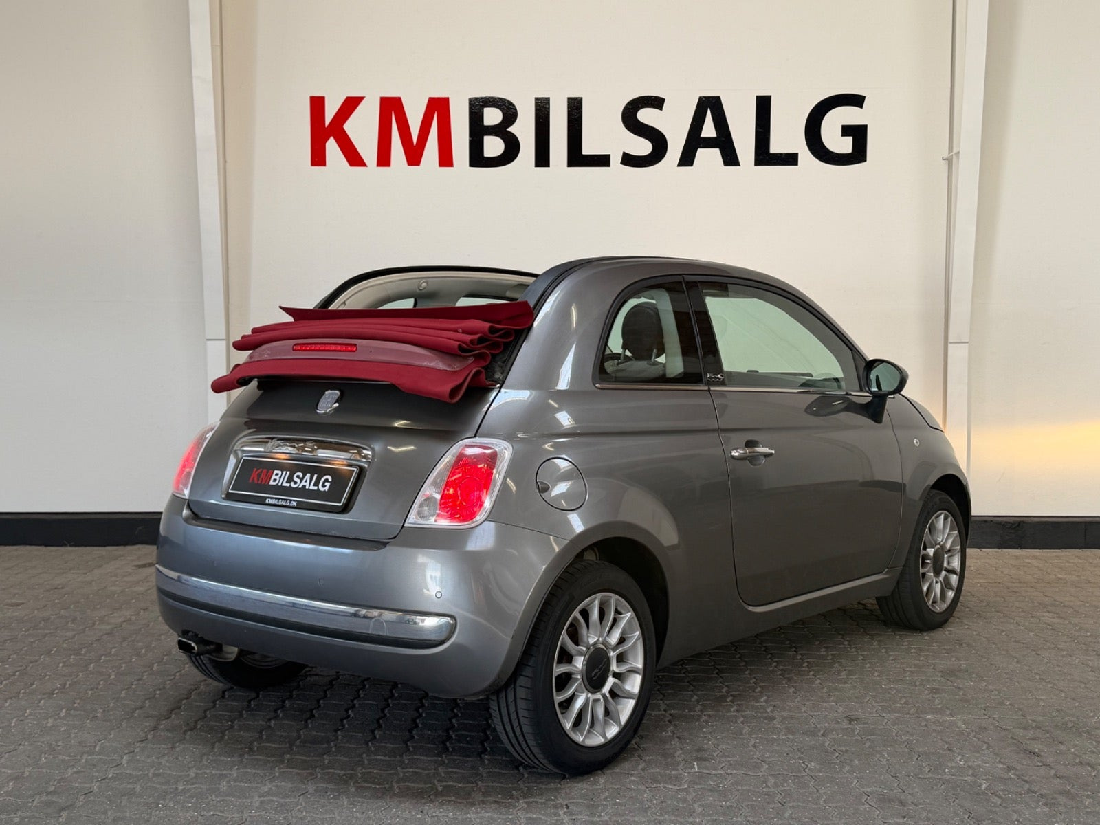 Grå Fiat 500C fra 2010