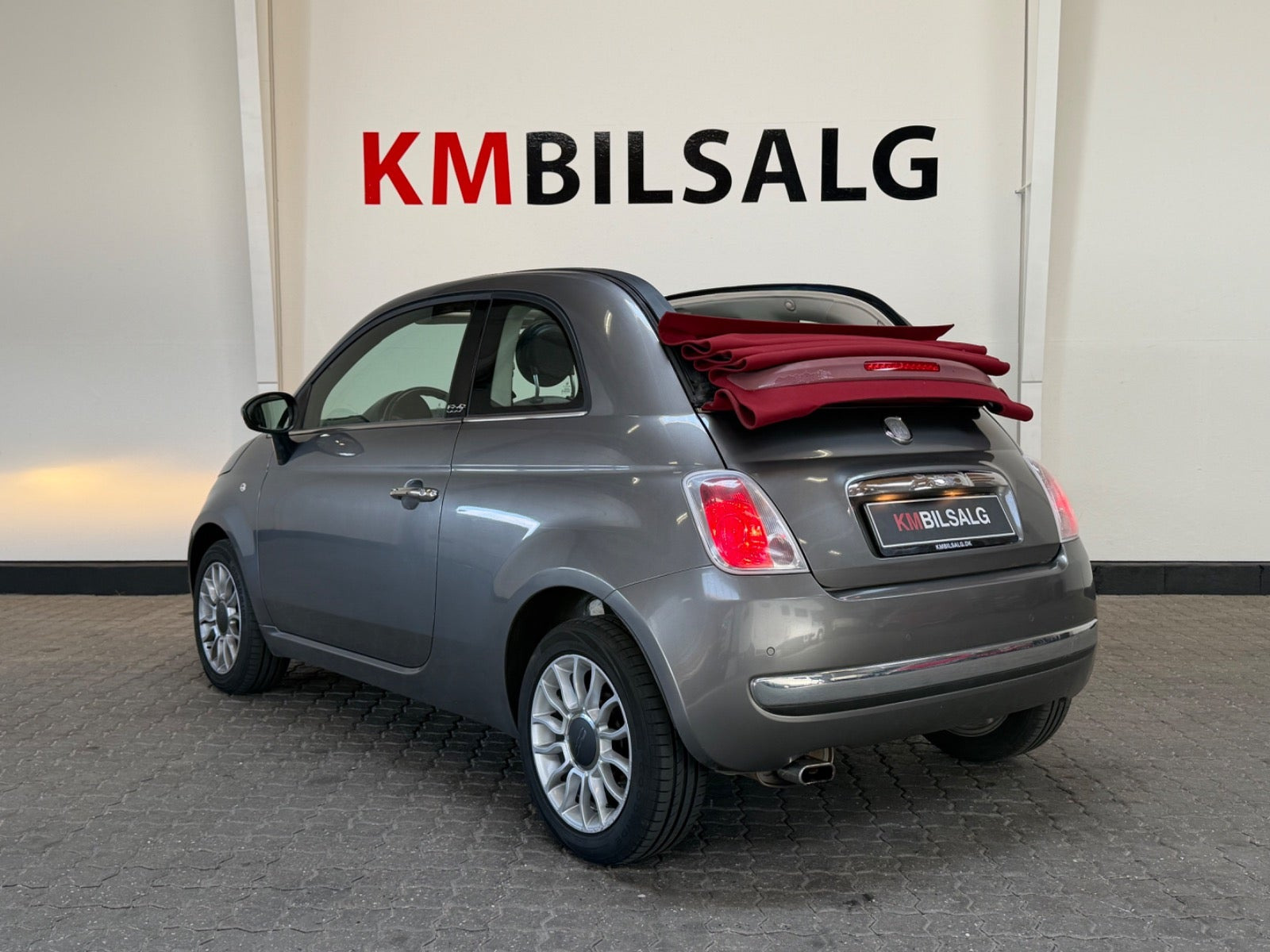 Grå Fiat 500C fra 2010