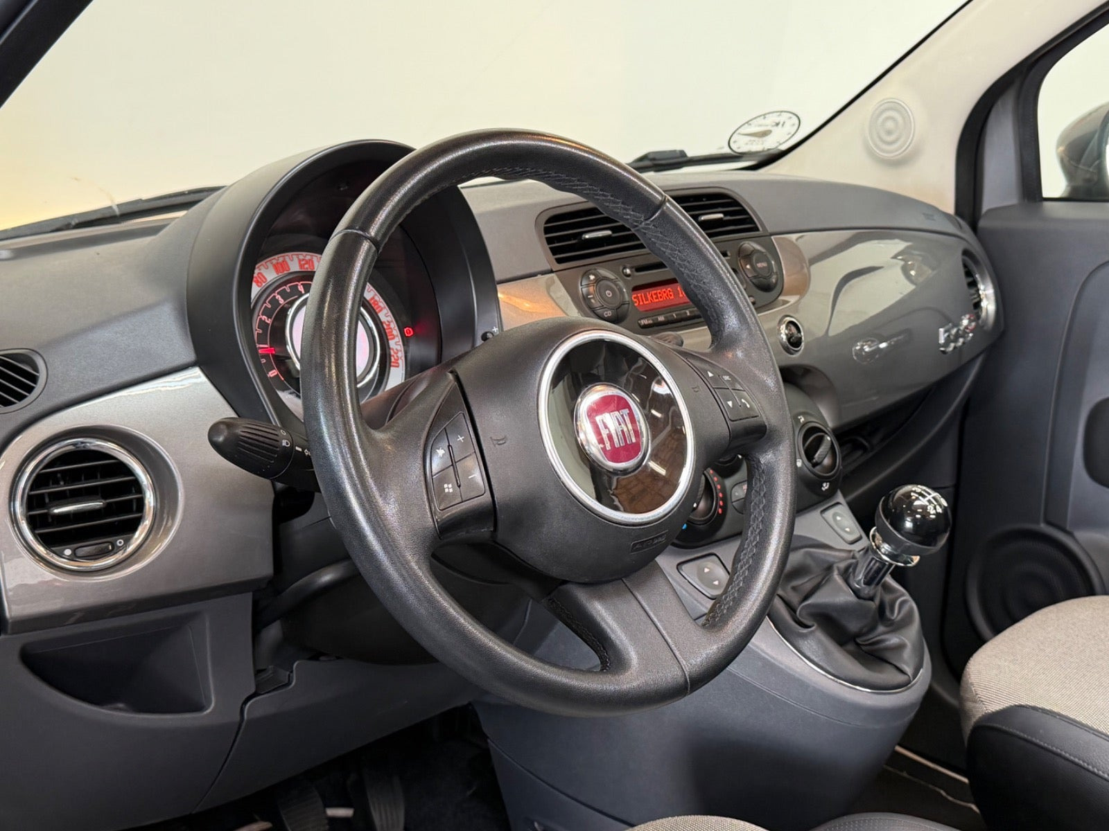 Grå Fiat 500C fra 2010