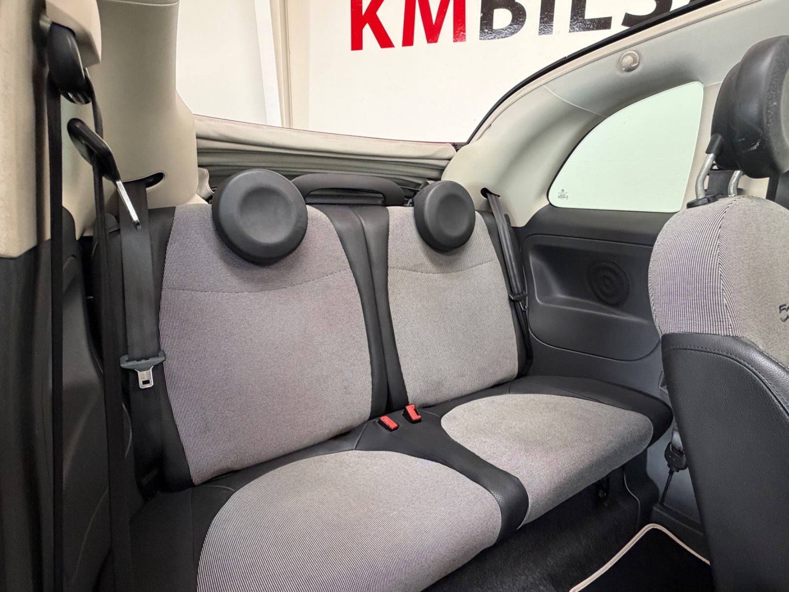 Grå Fiat 500C fra 2010